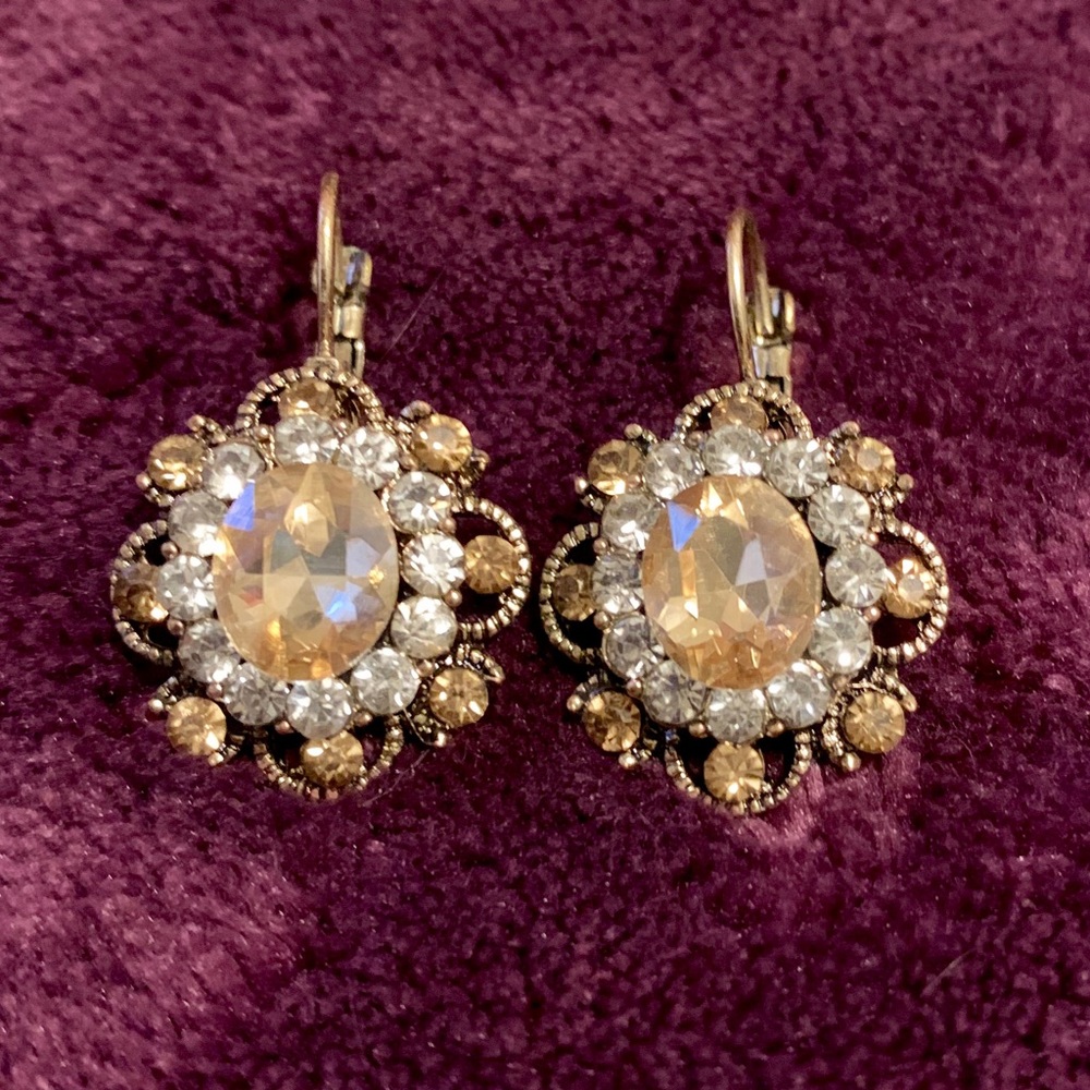Like new vintage looking gold color drop earrings